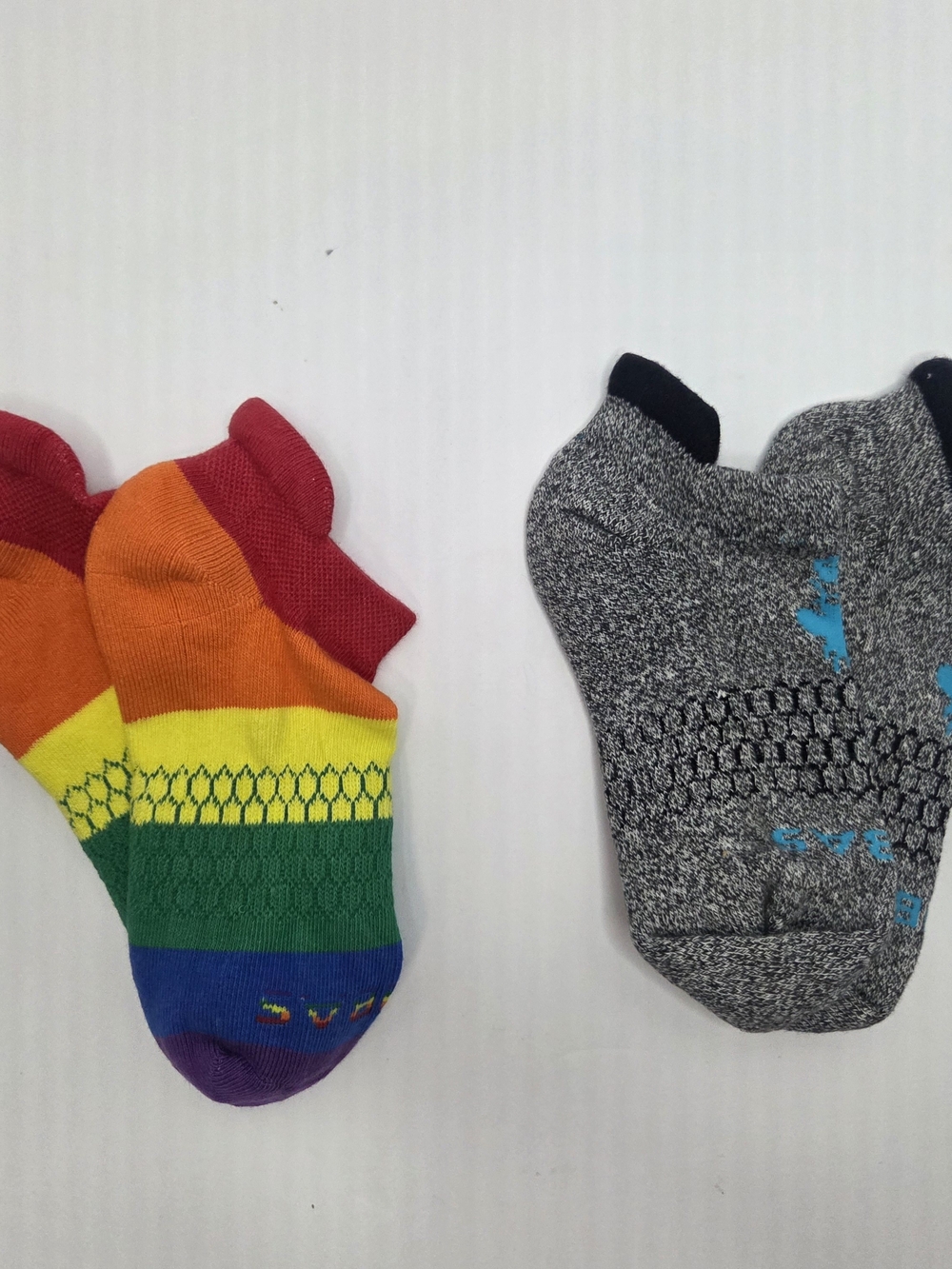 Bombas Women's Low-Cut Rainbow Stripe & Heather Gray Size Small